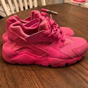 Nike huarache run laser fuchsia size 5 youth or 6.5 womens